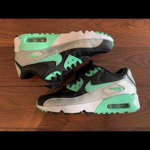 Nike AirMax (Youth 4 OR Women’s 6!)